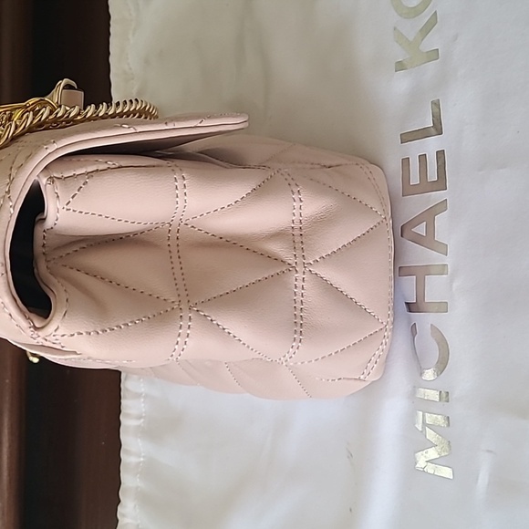 Michael Kors White Quilted Shoulder Bag with Gold Chain - Picture 6 of 11